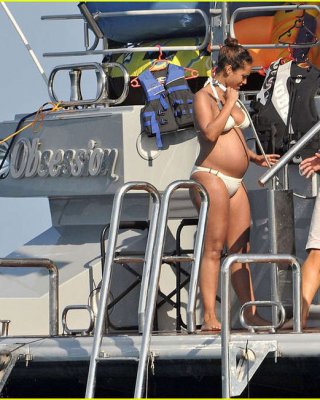 Alicia Keys Looking Very Hot And Sexy In Bikini On A Yacht