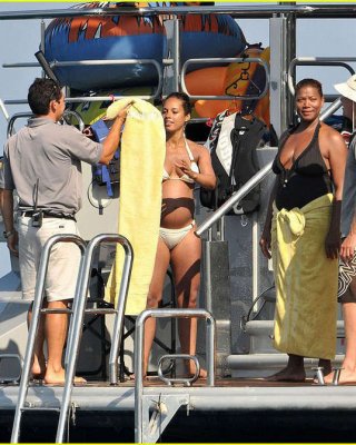 Alicia Keys Looking Very Hot And Sexy In Bikini On A Yacht