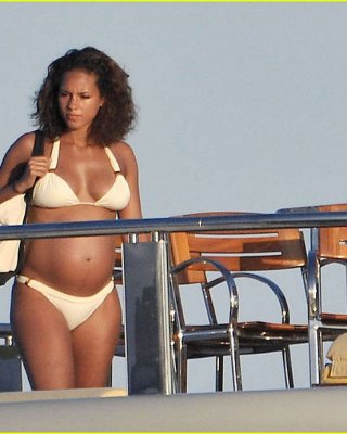 Alicia Keys Looking Very Hot And Sexy In Bikini On A Yacht