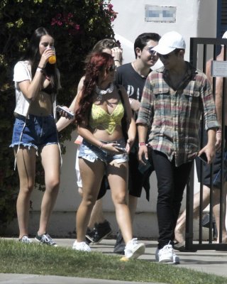 Ariel Winter vollbusig und langbeinig in BH und Cutoffs
 #75143482