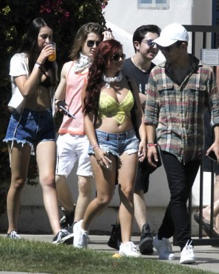 Ariel Winter vollbusig und langbeinig in BH und Cutoffs
 #75143505