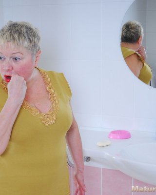 Fat reifen bekommt ihre Krüge und Boden tastete und ihre Muff gebohrt von einem Jungen
 #77222715