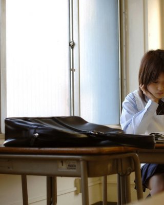 Slutty asiatische Schule Mädchen zeigt engen Arsch
 #69846626