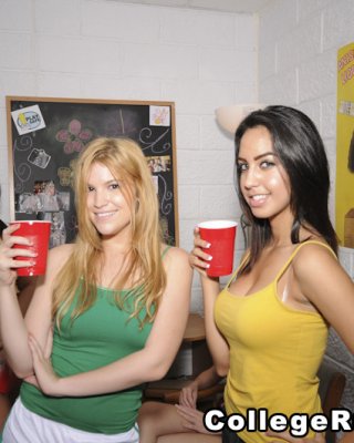 College betrunken Mädchen ist mit einem Mädchen zu Mädchen Sex nach der Party
 #74543860
