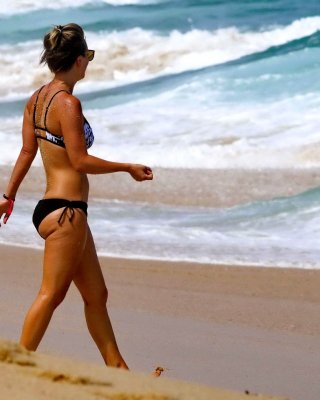 Kaley cuoco zeigt ihren Arsch in einem einfarbigen Bikini am Strand in Mexiko
 #75191858