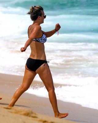 Kaley cuoco zeigt ihren Arsch in einem einfarbigen Bikini am Strand in Mexiko
 #75191862