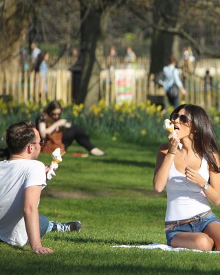 Georgia salpa zeigt riesigen Ausschnitt downblouse in einem Park in london
 #75268515
