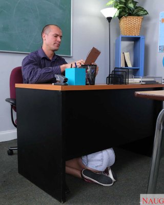 Vannessa phoenix devours sie professors riesig schwanz im die classro
 #74194249