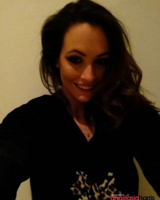 Anastasia Harris zieht sich zu Hause aus ihrem süßen Animal-Print-Outfit aus
 #53126374