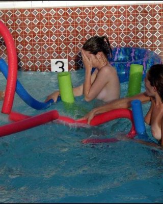 Bilder von jordan capri, die mit ihren Freundinnen am Pool ungezogen wird
 #55588540