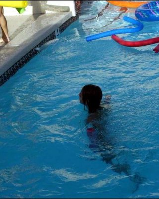 Bilder von jordan capri, die mit ihren Freundinnen am Pool ungezogen wird
 #55588910