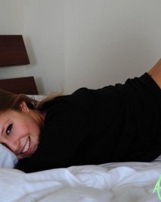 Bilder von Teenager-Mädchen aston richards strippen für Sie im Bett
 #53348727