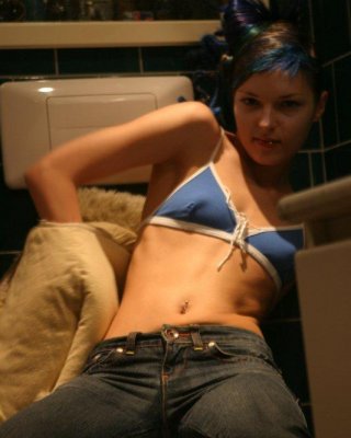 Niedliche Ivana posiert im Badezimmer
 #54974266
