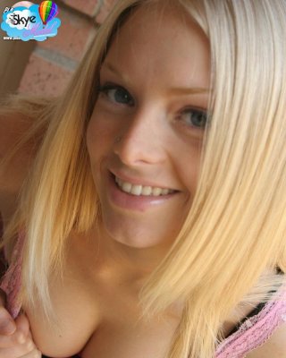 Skye neckt mit ihren frechen Titten draußen in ihrem pinken Top und kurzen Rock mit schwarzem G-String
 #59830750