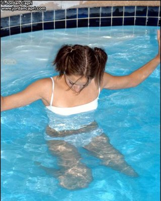 Bilder von jordan capri, die in ihren Kleidern schwimmen geht
 #55608100