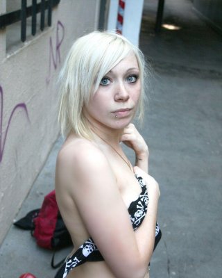 Bilder von Punkmädchen Libby, die mit ihrem heißen Körper neckt
 #60759664