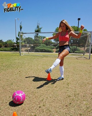Blondes Teenie Carter Cruise wird von ihrem Fußballtrainer gefickt
 #53688194