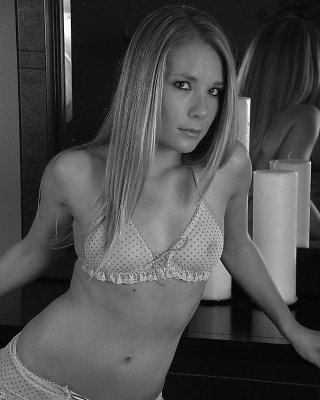 Bilder von Liebe leia entblößt ihre Titten in schwarz und weiß
 #59101756