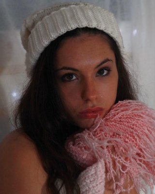 Alisha ist in ihren Pullover und ihre Mütze eingewickelt und bereit, bei der Auslieferung der Weihnachtsgeschenke zu helfen
 #53002201