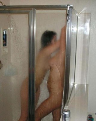 二人のアマチュアのティーンレズビアンの写真は、シャワーでお互いを撫でる
 #61969565