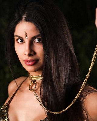 Indian Babe Mileena Kiani Wants To Be Your Slave