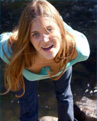 ティーンの女の子アリソン19の写真は、外で点滅している
 #53042466