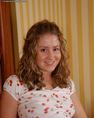 Blondes Mädchen von nebenan zieht sich nackt aus und zeigt dir ihre feuchte Muschi
 #60536296