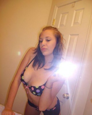 カメラに向かってエッチなことをしているホットなティーンのガールフレンドの写真
 #60848743