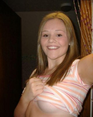 Bilder von heißen Teenie-Freundinnen, die vor der Kamera unanständig werden
 #60848805