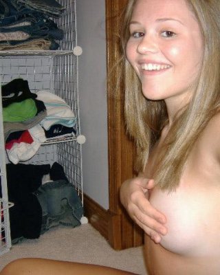 Bilder von heißen Teenie-Freundinnen, die vor der Kamera unanständig werden
 #60848828