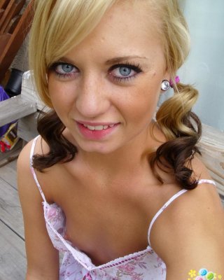 Super sexy blonde codie sweets nimmt selfshot Bilder von ihrer perfekten engen kleinen Pussy
 #58922998