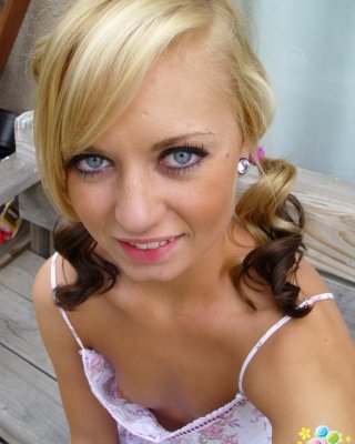 Super sexy blonde codie sweets nimmt selfshot Bilder von ihrer perfekten engen kleinen Pussy
 #58923017
