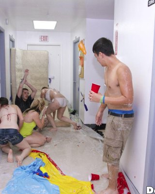 Heiße College-Mädchen bauen eine Rutsche im Studentenwohnheim auf und ficken dann darauf
 #60333356