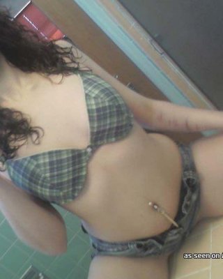 Bilder eines Amateur-Teenies, das Bilder von sich selbst macht
 #60715115