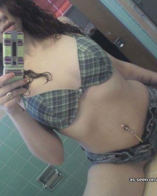 Bilder eines Amateur-Teenies, das Bilder von sich selbst macht
 #60715129