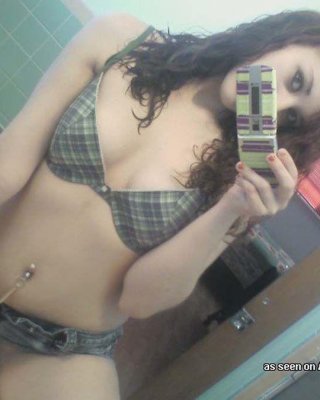 Bilder eines Amateur-Teenies, das Bilder von sich selbst macht
 #60715143
