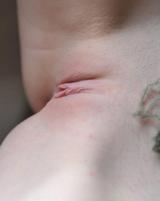 Bilder von einem atemberaubenden blonden Mädchen, das ihre Muschi zeigt
 #60265890