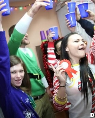 Heiße College-Studentinnen schmeißen die beste Weihnachtsparty aller Zeiten
 #60332975