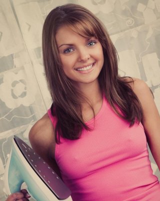 Teenie-Cutie Michelle Clark strippt für Sie, während sie ihre Kleidung bügelt
 #59529396