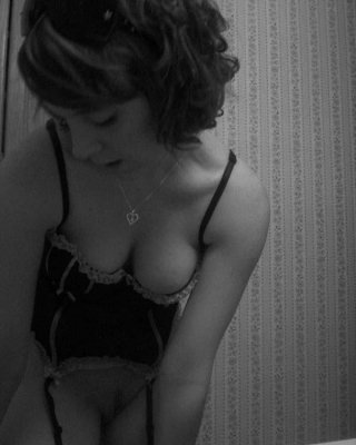 Bilder einer topless gf in schwarz-weiß
 #60719738