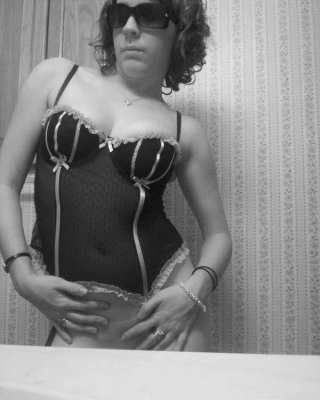 Bilder einer topless gf in schwarz-weiß
 #60719753