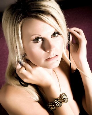 Bilder von blonde teen janneke necken auf der couch
 #60758500