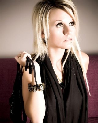 Bilder von blonde teen janneke necken auf der couch
 #60758539