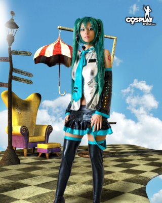 Freche Cosplayerin lana gibt eine sexy Vocaloid-Anime-Fantasie
 #58814884