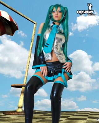 Freche Cosplayerin lana gibt eine sexy Vocaloid-Anime-Fantasie
 #58814920