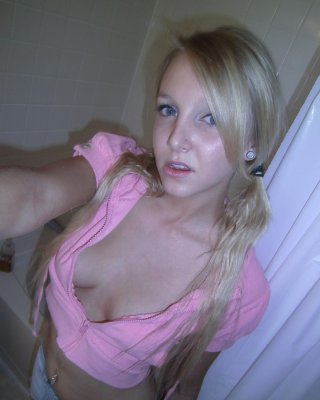 Amateur blonde teen Elle shoots selfies while naked in the  