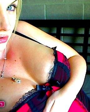 ブロンド美女のナタリー・ナイスが赤いコルセットをつけてウェブカメラで撮影しています。
 #59686088