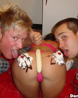 Geile College-Mädchen werden auf einer Party wild
 #60335685