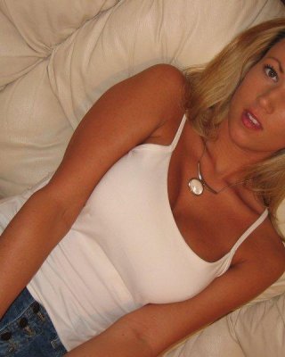 Pictures Of Teen Hottie Kelsey XXX Waiting For You On The Couch