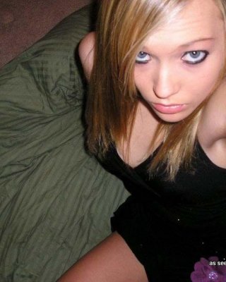 Pictures Of A Gorgeous Blonde Teen Taking Pics Of Herself